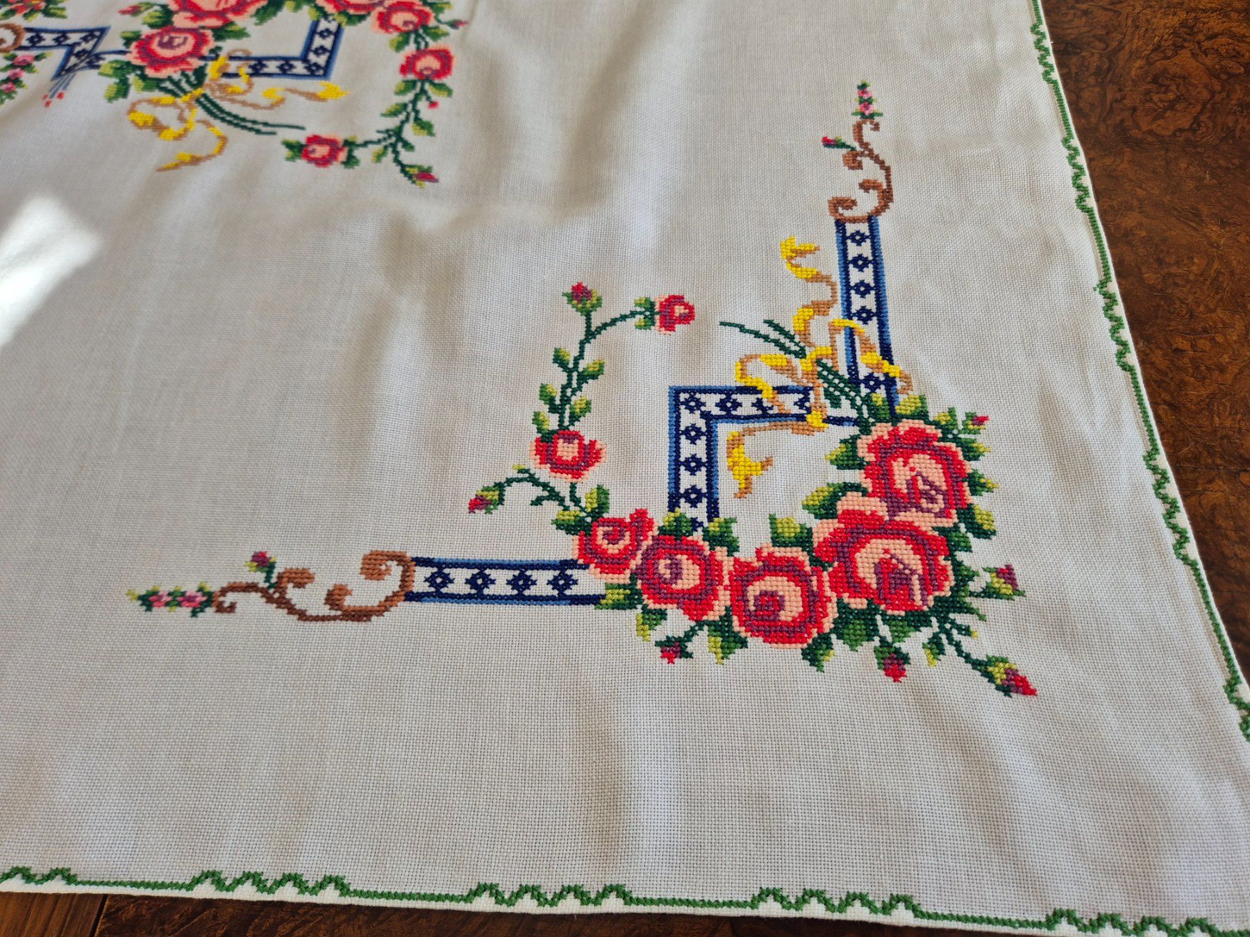 Altra biancheria da tavola: Handgestickte Tischdecke mit Rosenmuster, Vintage Stil – Usato da Bern venduto da aronari 4