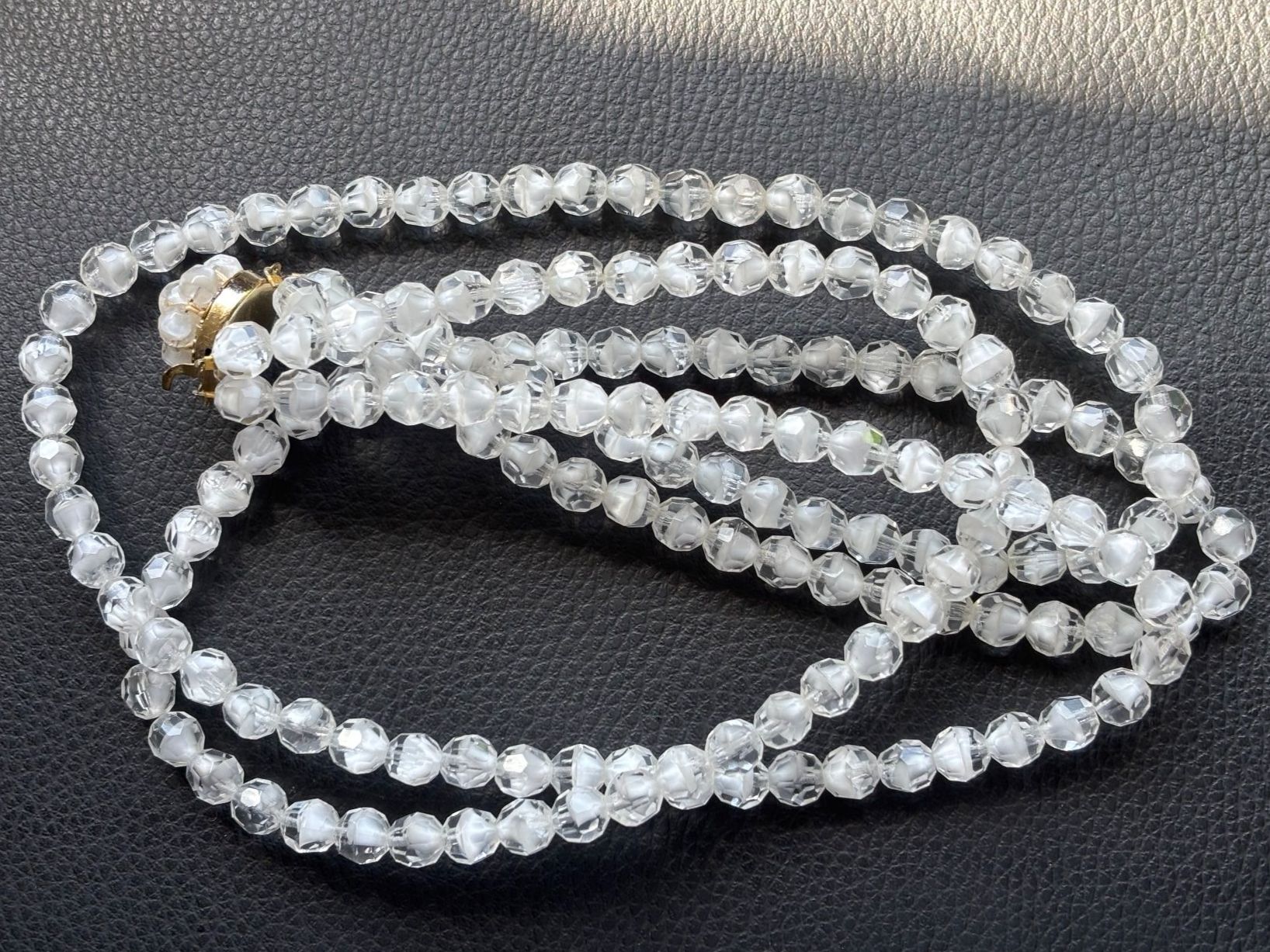 Catenine: Collier deux rangs perles de verre facettées fermoir doré – Usato da Peseux venduto da CharmeCommerce 5