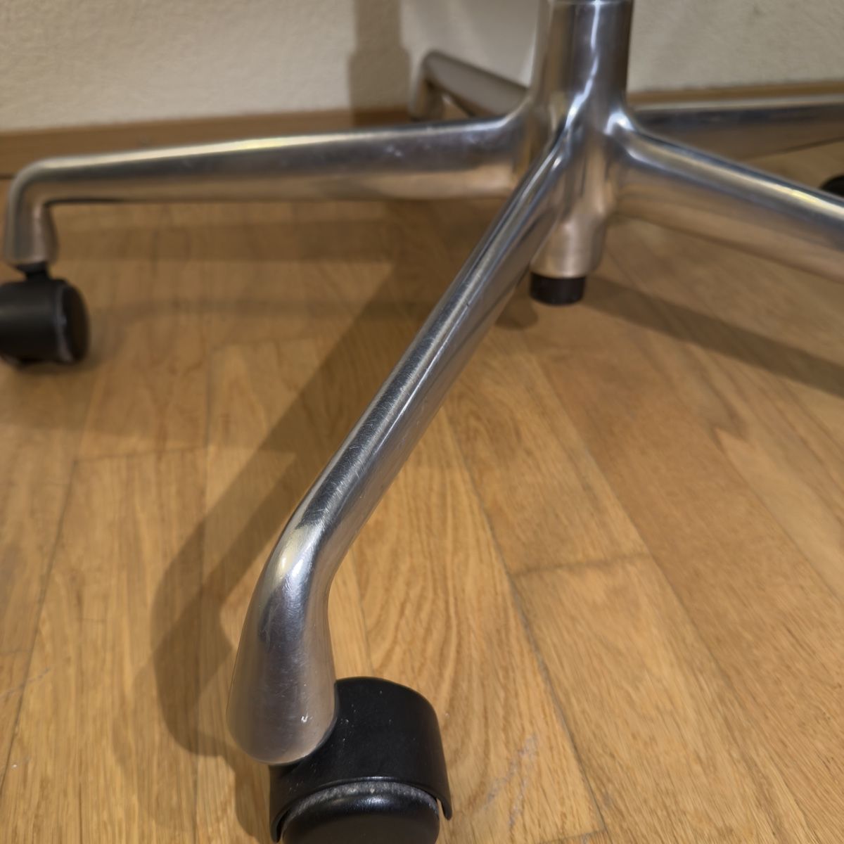 Eames Chaises: Vitra Eames Aluminium Chair EA 117 – D'occasion à Ulisbach par Mithrandirr 5