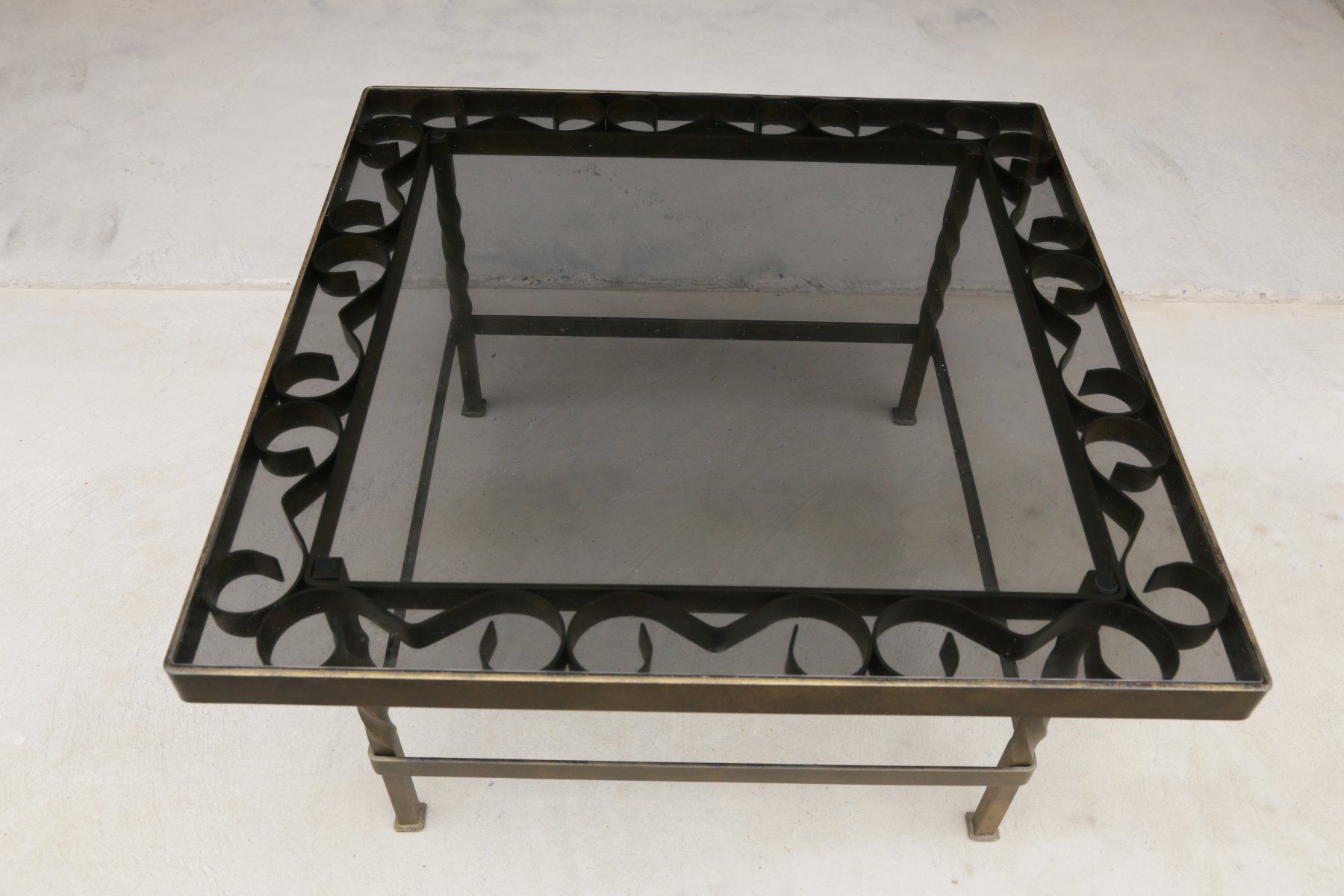 Pfister Tische: Table basse en fer forgé et verre fumé – Neu (gemäss Beschreibung) aus Fontenais von Aube-sauvage.2