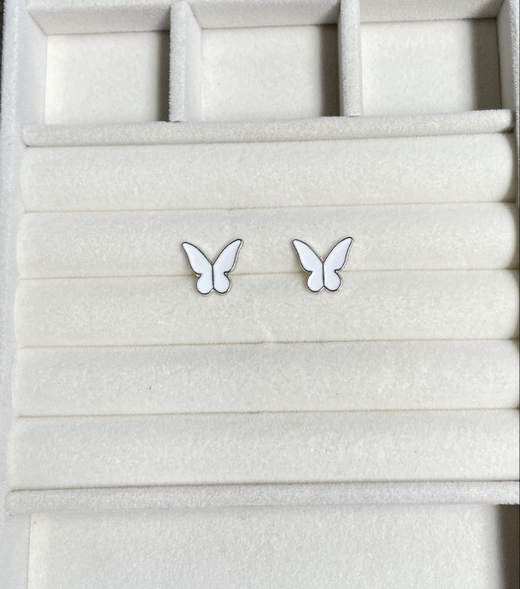 Orecchini pendenti & Orecchini a lobo: White Butterfly Earrings New – Nuovo (secondo la descrizione) da Baden venduto da kar_rm7y