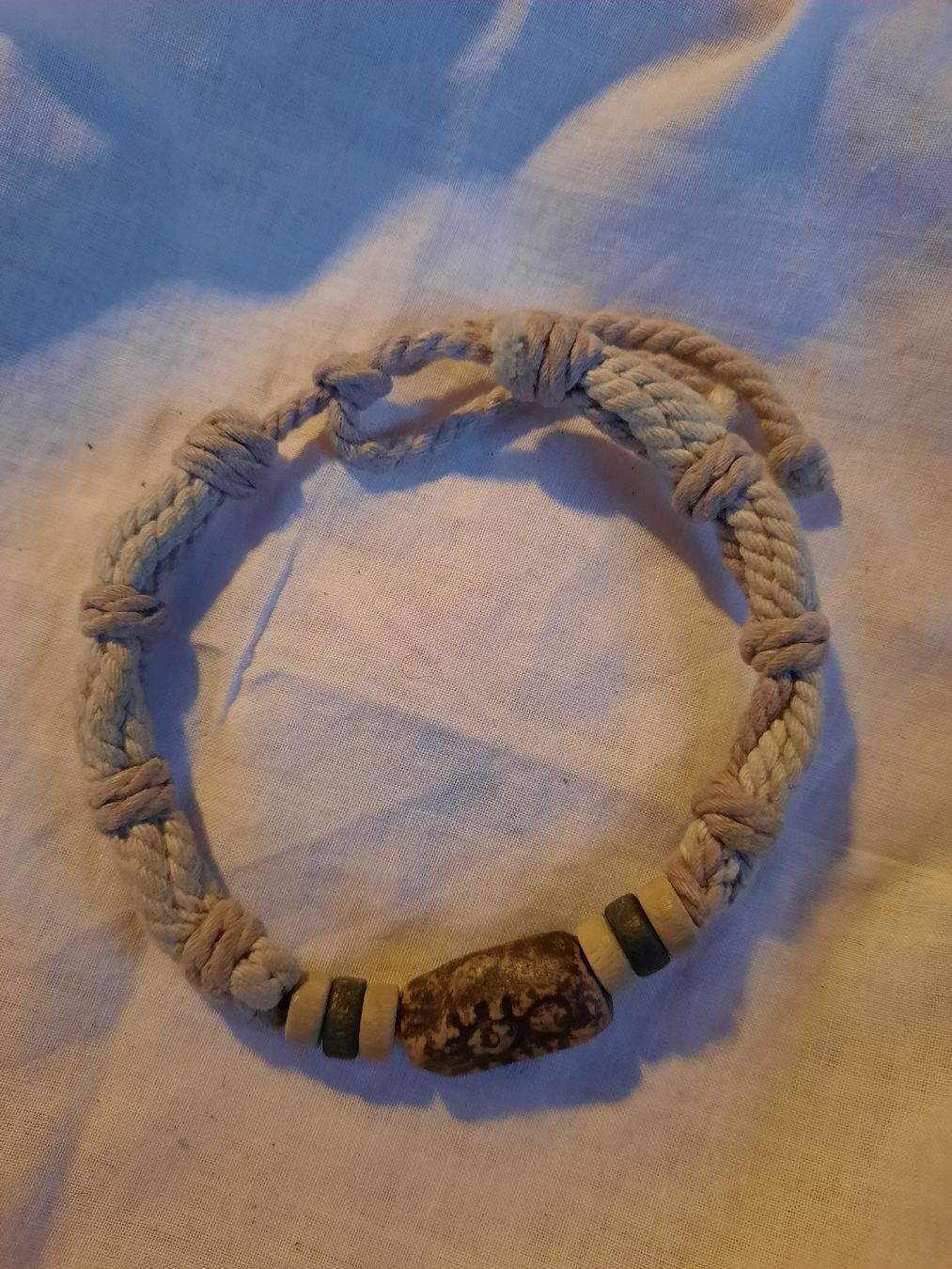 Bracciali & Braccialetti: Makramee-Armband mit Holzperlen – Usato da Unterterzen venduto da elebo 1