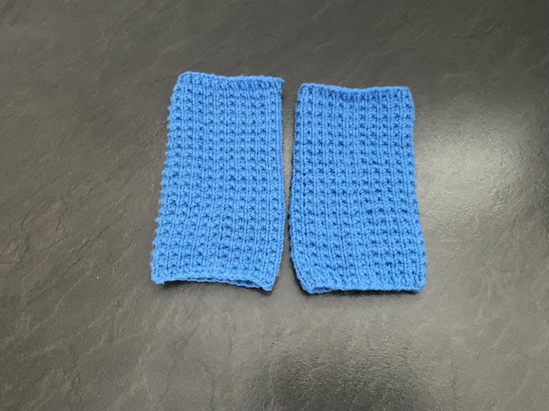 Guanti & manicotti: Handgestrickte Pulswärmer Amedisli Blau – Nuovo (secondo la descrizione) da Wetzikon ZH venduto da FeeF