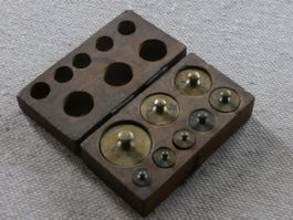 alte Gewichte in Holzbox Messing