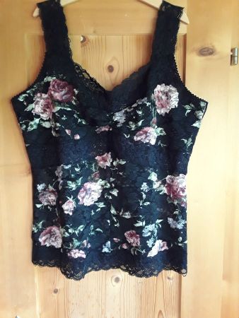 Romantisches Top mit Blumenmuster und Spitze Grösse S/M