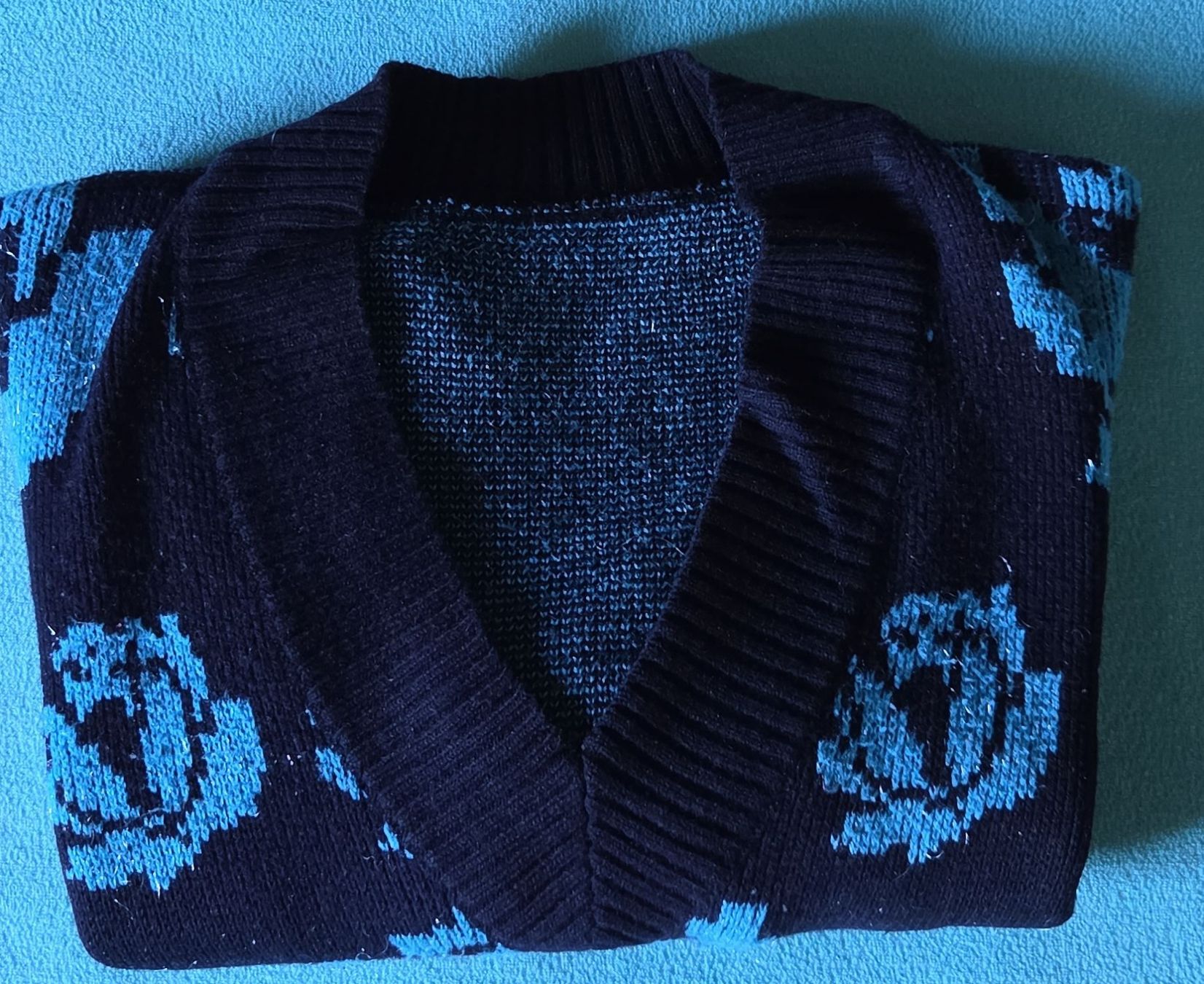 Maglioni & Felpe: Damen Pullover in Schwarz und Blau mit Blumenmuster – Usato da Binningen venduto da Entruempeln 3