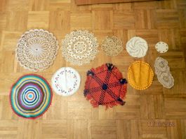 10 Untersetzer, gehäkelt, rund, diverse Grössen und Farben.