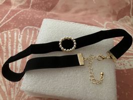 Elegantes schwarzes Choker Halsband mit Perlenimitation