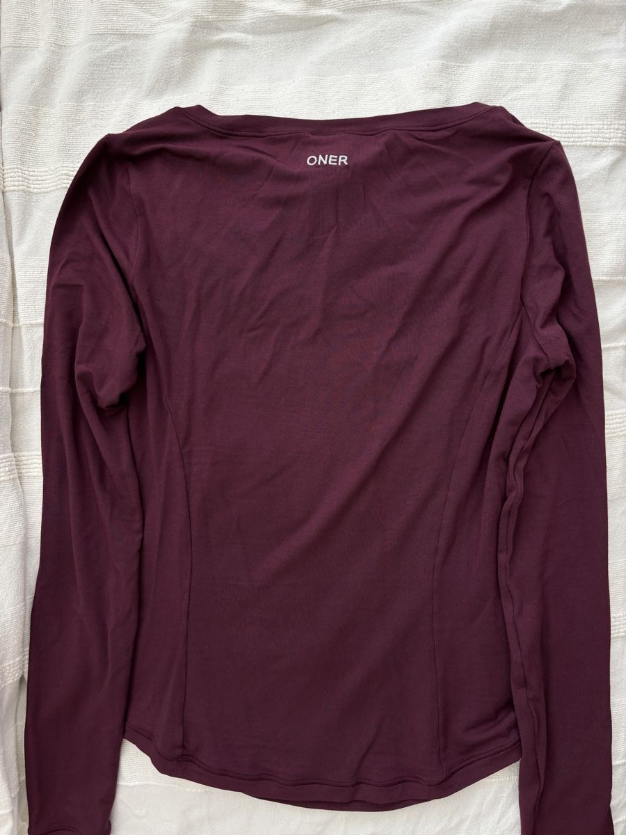 Oner Active Top: Mellow Motion Wide V Neck Long Sleeve Oner Active – Nuovo e nell'imballaggio originale da Frauenfeld venduto da jac. 3