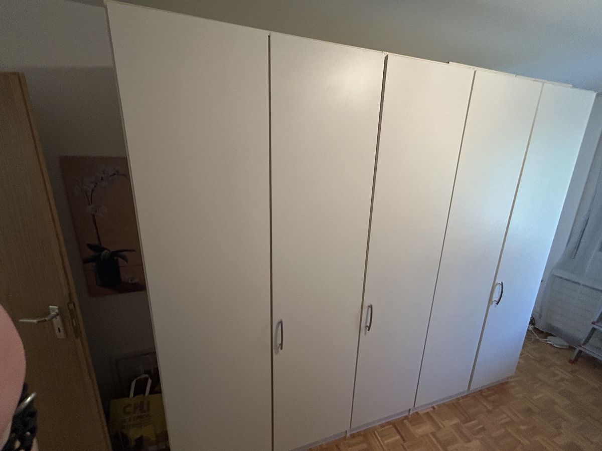 Schränke: Kleiderschrank weiss 252 cm breit – Gebraucht aus Mägenwil von Fmoesi