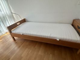 Bett Buche massiv mit Hängeregal als Nachttischablage