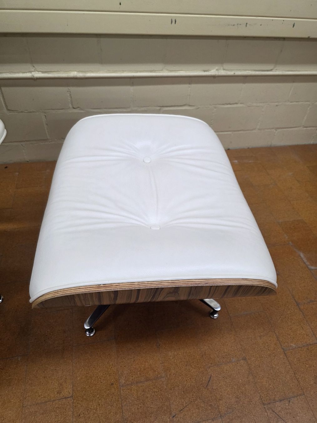Poltrone: Designer Lounge Chair mit Ottoman Eames Leder weiss – Usato da Lichtensteig venduto da Usedinstorecom 3