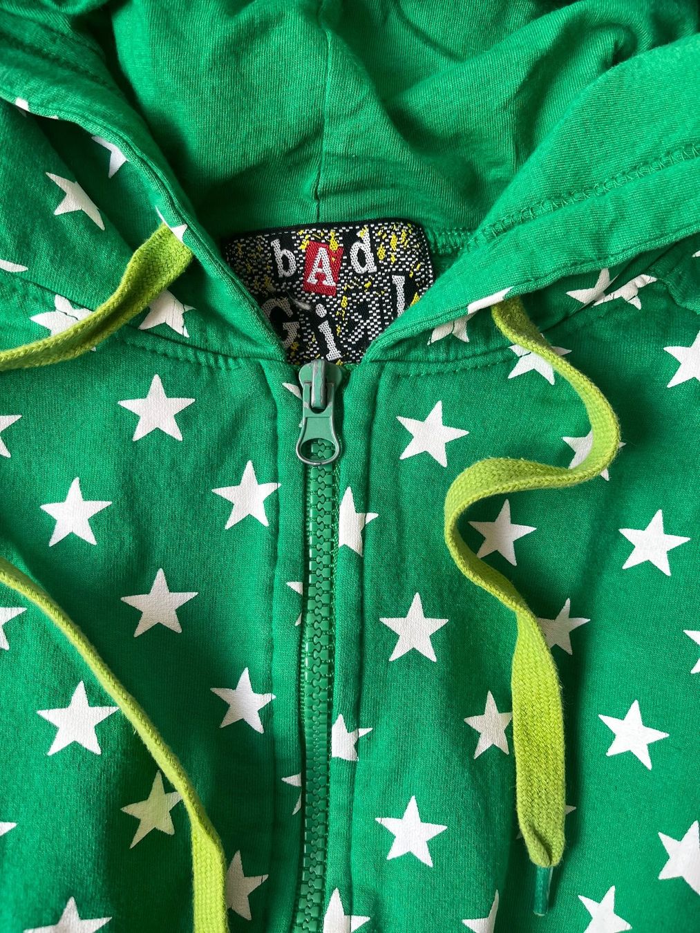 Maglioni & Felpe: Pull à capuche verte à étoiles blanches – Usato da La Tour-de-Trême venduto da lol_85kj 1