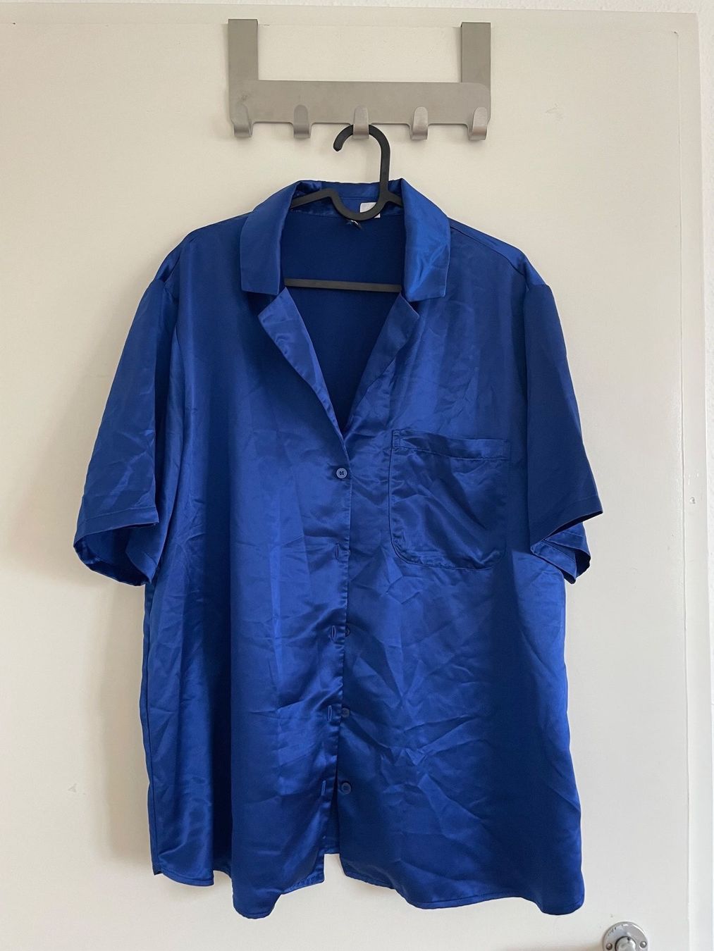 Blusen: Blaues Satin Hemd – Gebraucht aus Basel von schnudibu