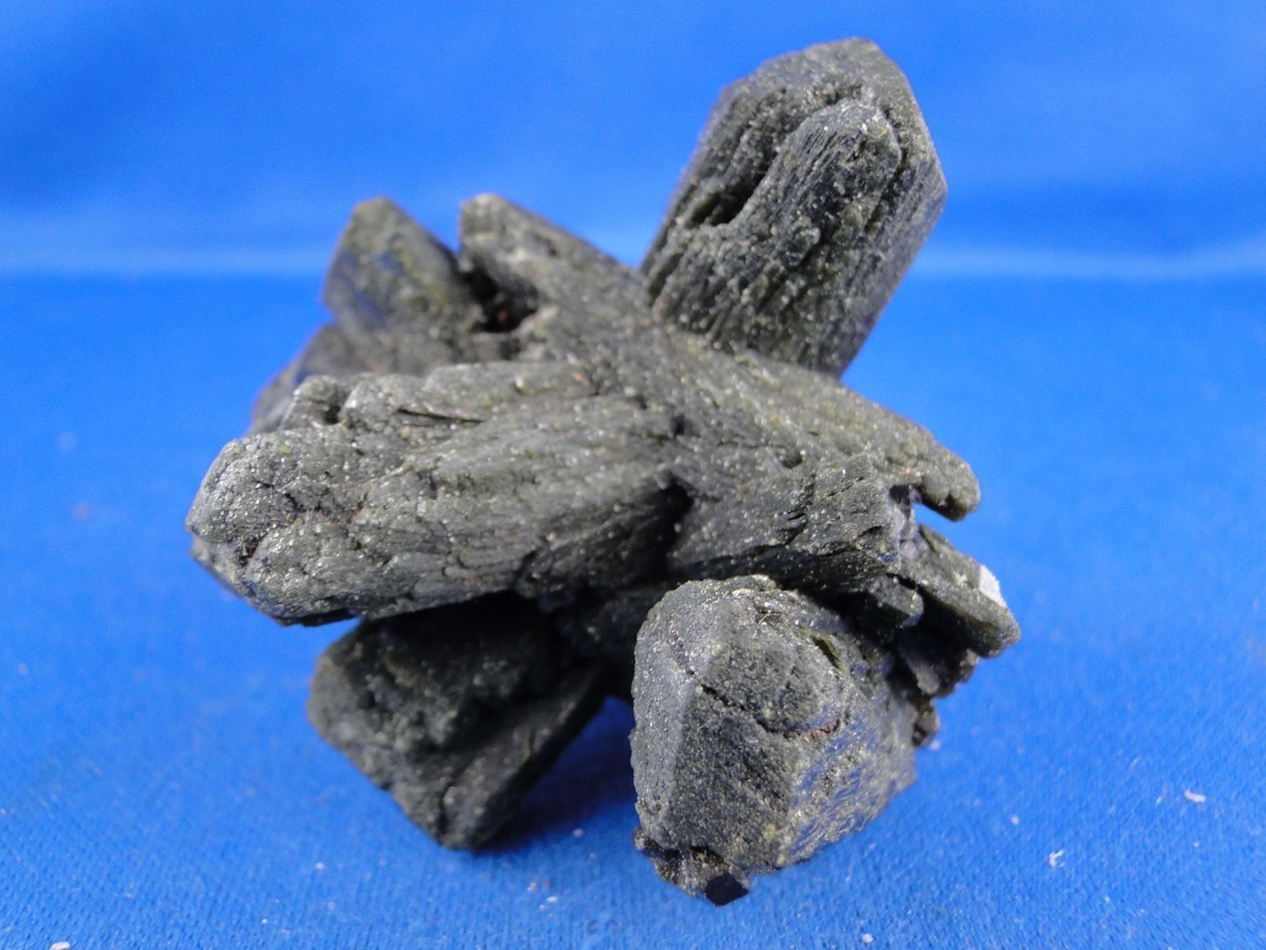 Minerali & Pietre curative: Granat var Melanit auf Epidot – Usato da Schinznach Bad venduto da Demerald