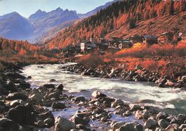 Blatten im Lötschental (VS) – Herbstlandschaft mit Bach