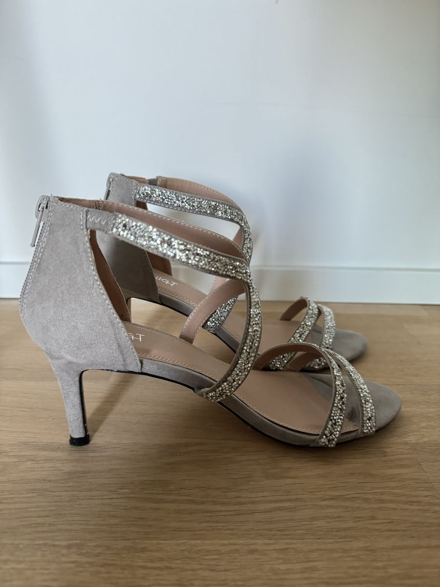 Damenschuhe: Stiletto Grösse 39 grau mit Steinen – Neu (gemäss Beschreibung) aus Wallisellen von soat 2