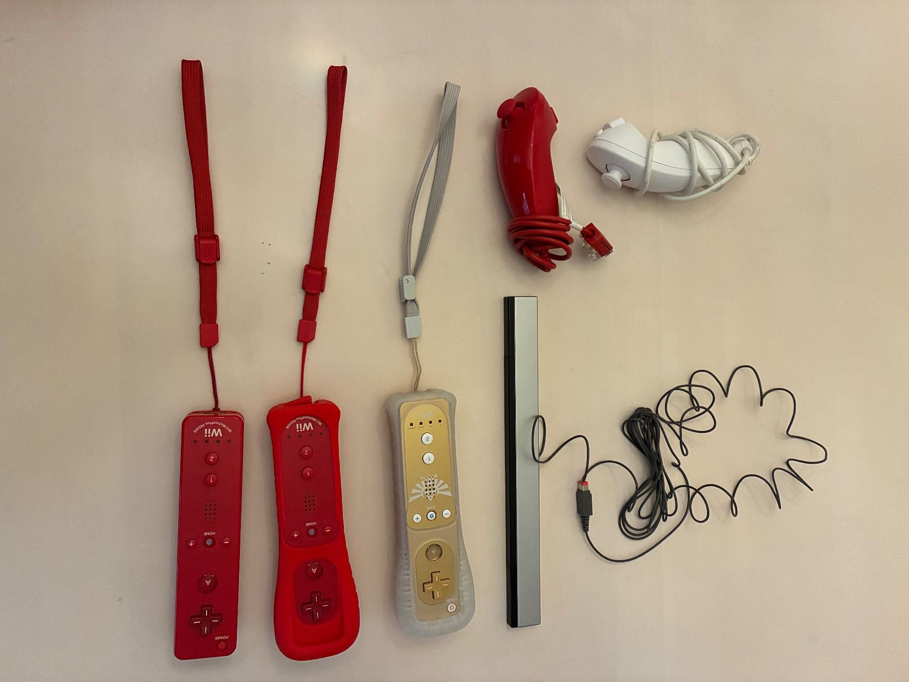Konsolen: Nintendo Wii - Rot – Gebraucht aus Ebikon von drei 3