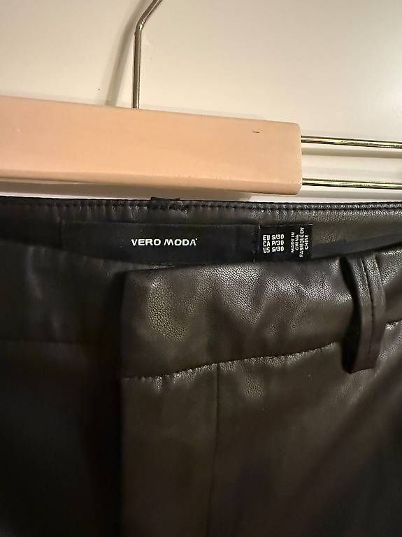 Hosen: SCHWARZE KUNSTLEDERHOSE – Neu und originalverpackt aus Niederhelfenschwil von Mileko 2