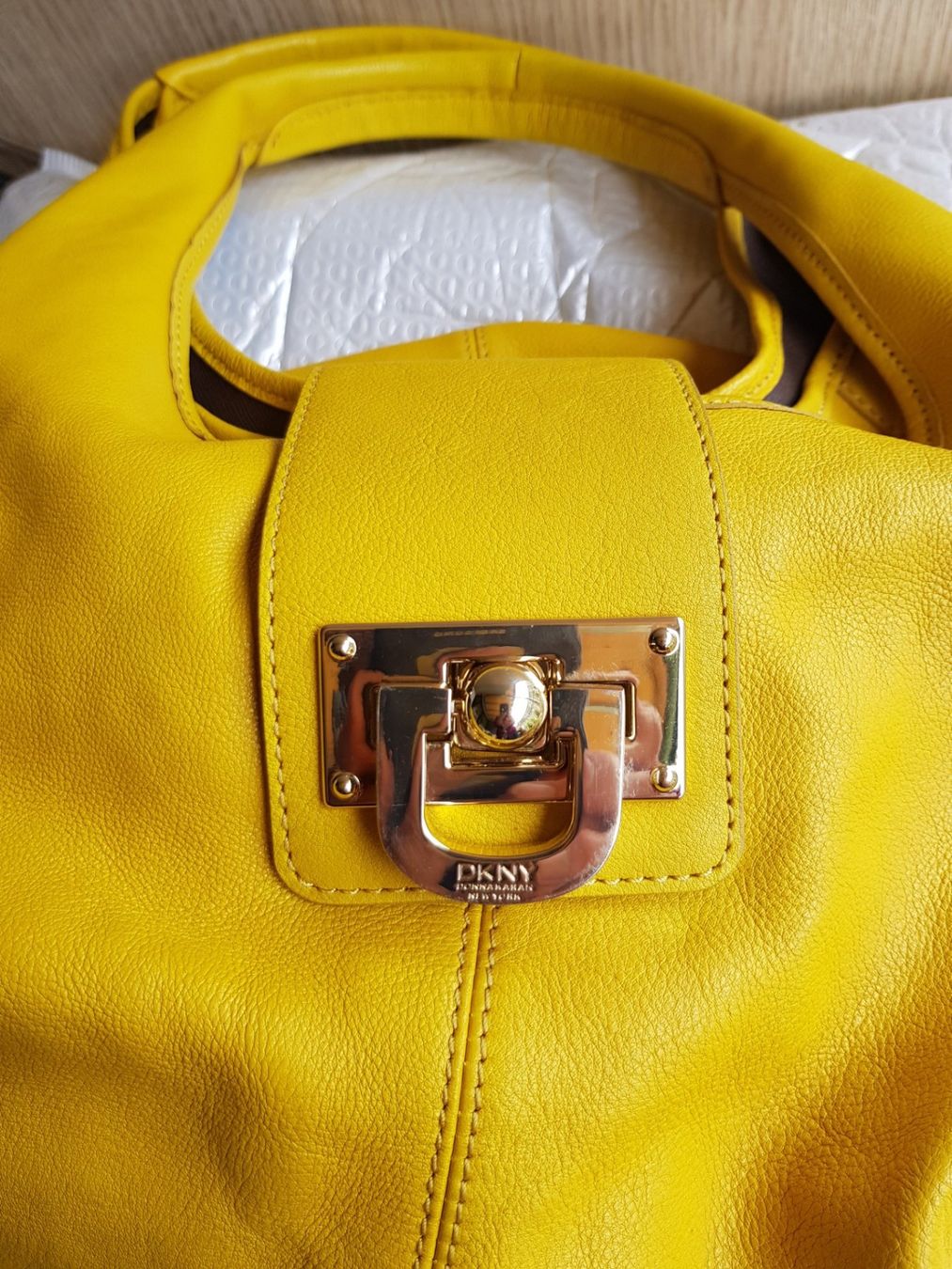 DKNY Taschen für Damen: DKNY Leder Handtasche Gelb – Gebraucht aus Basel von Birs868 5