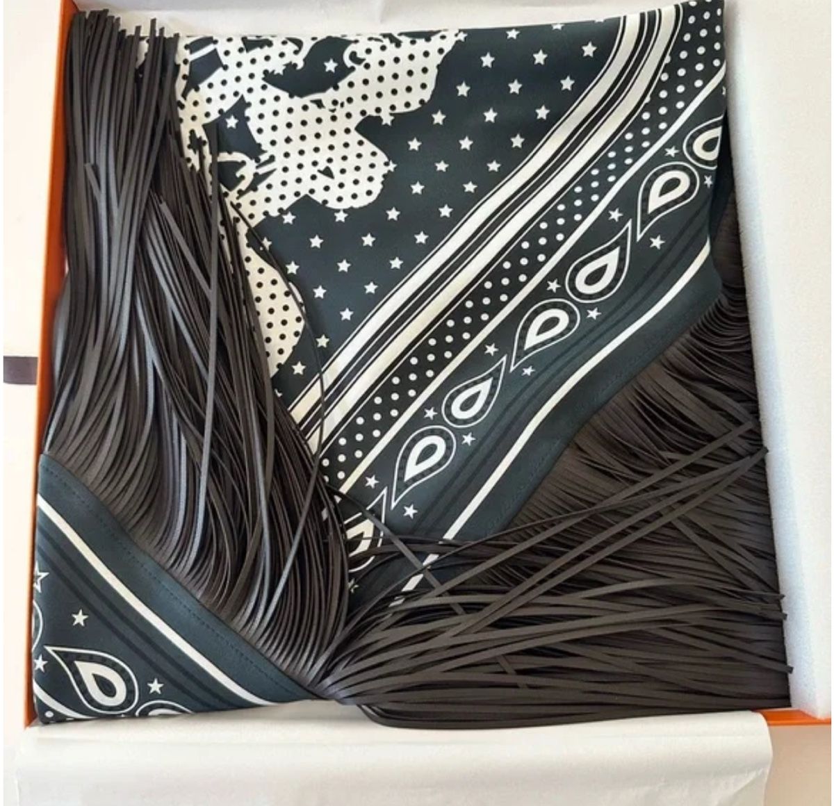 Hermès Foulards, Tücher & Schals: Hermes fringes bandana neu – Neu und originalverpackt aus Kilchberg ZH von cruella 2