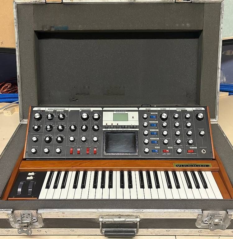 Musikinstrumente: Moog Voyager Performer V2.5 + Flightcase – Gebraucht aus Cadro von Argosound 1