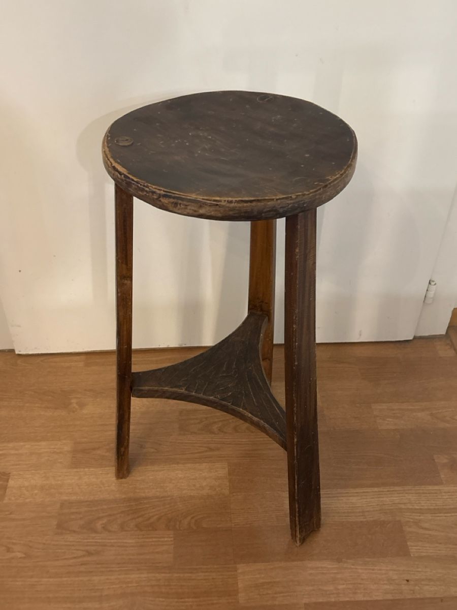 Sgabelli: Antiker Holzhocker H: 65 cm – Usato da Basel venduto da magnummarine