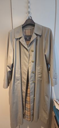 BURBERY RAIN COAT