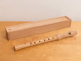 Blockflöte aus hellem Holz mit Holzbox