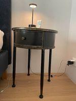 Eleganter schwarzer Nachttisch / Beistelltisch mit Schublade