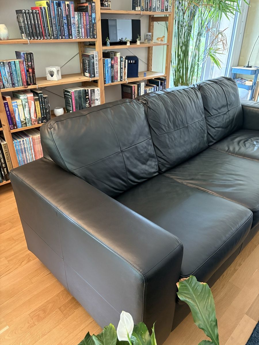 Ikea Divani: Ledersofa schwarz, 3er – Usato da Kehrsatz venduto da reg_2jxj 3