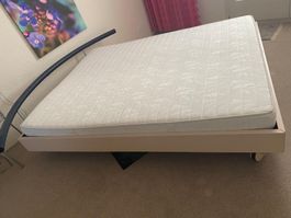 Doppelbett mit Lattenrost gebrauchter Zustand