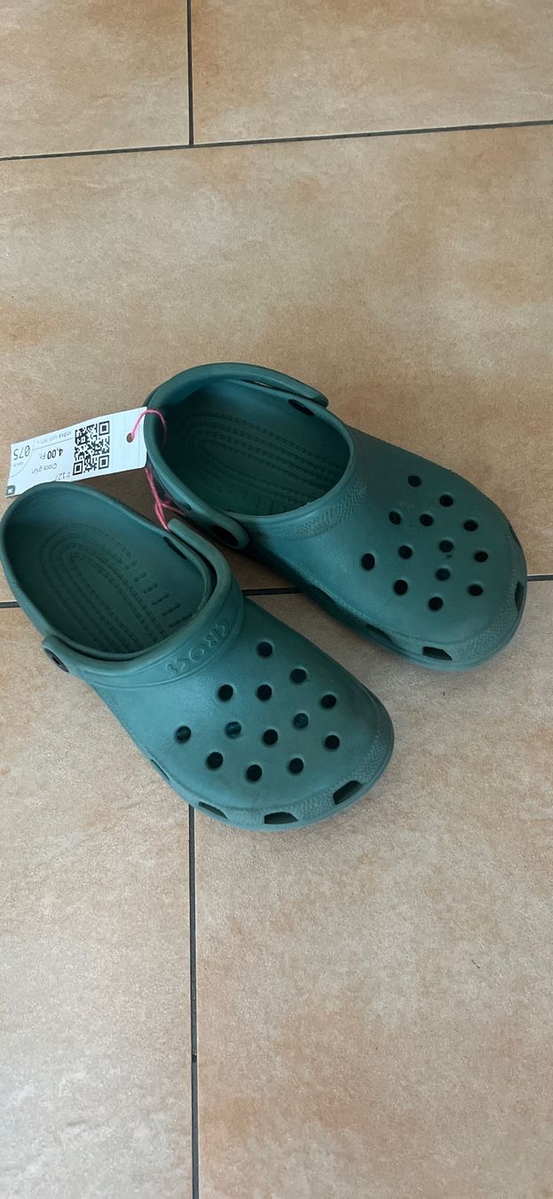 Scarpe per ragazzi: Clogs Kunststoff grün Grösse ca.34-35 – Usato da Langnau am Albis venduto da dodi83
