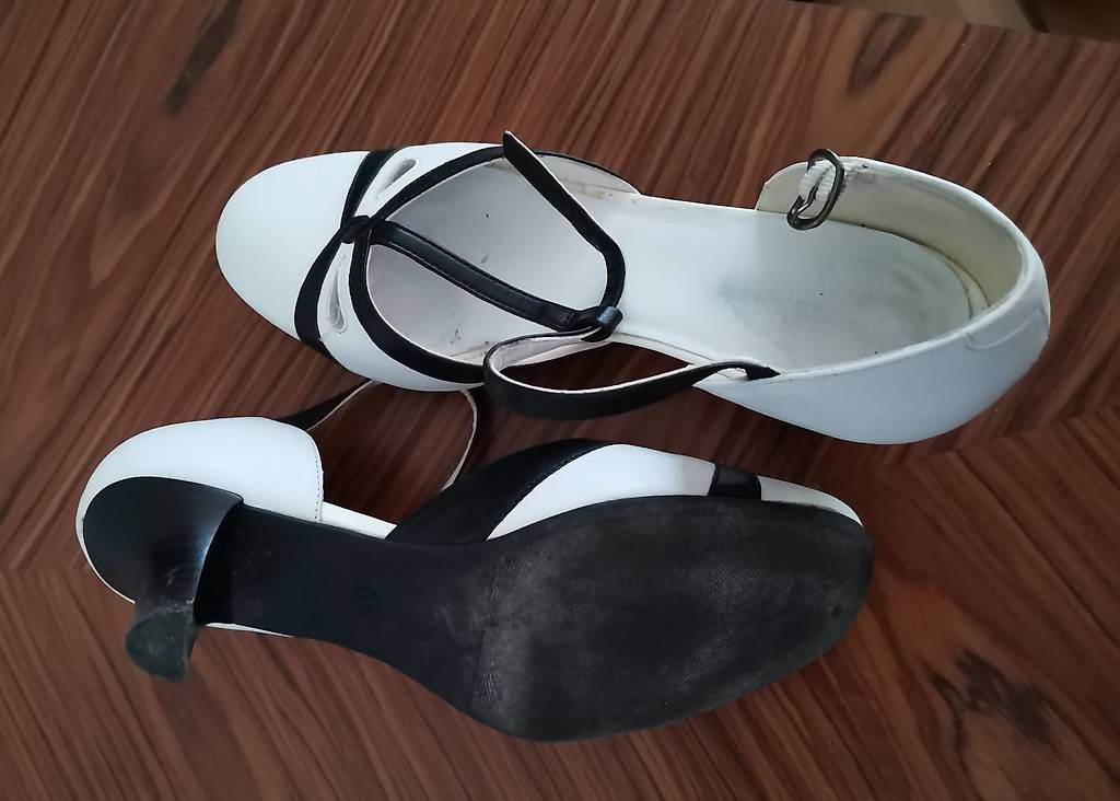 Scarpe da donna: Weiss-schwarze Sandalette, Gr. 37 – Usato da Muri b. Bern venduto da Claudiahuegli