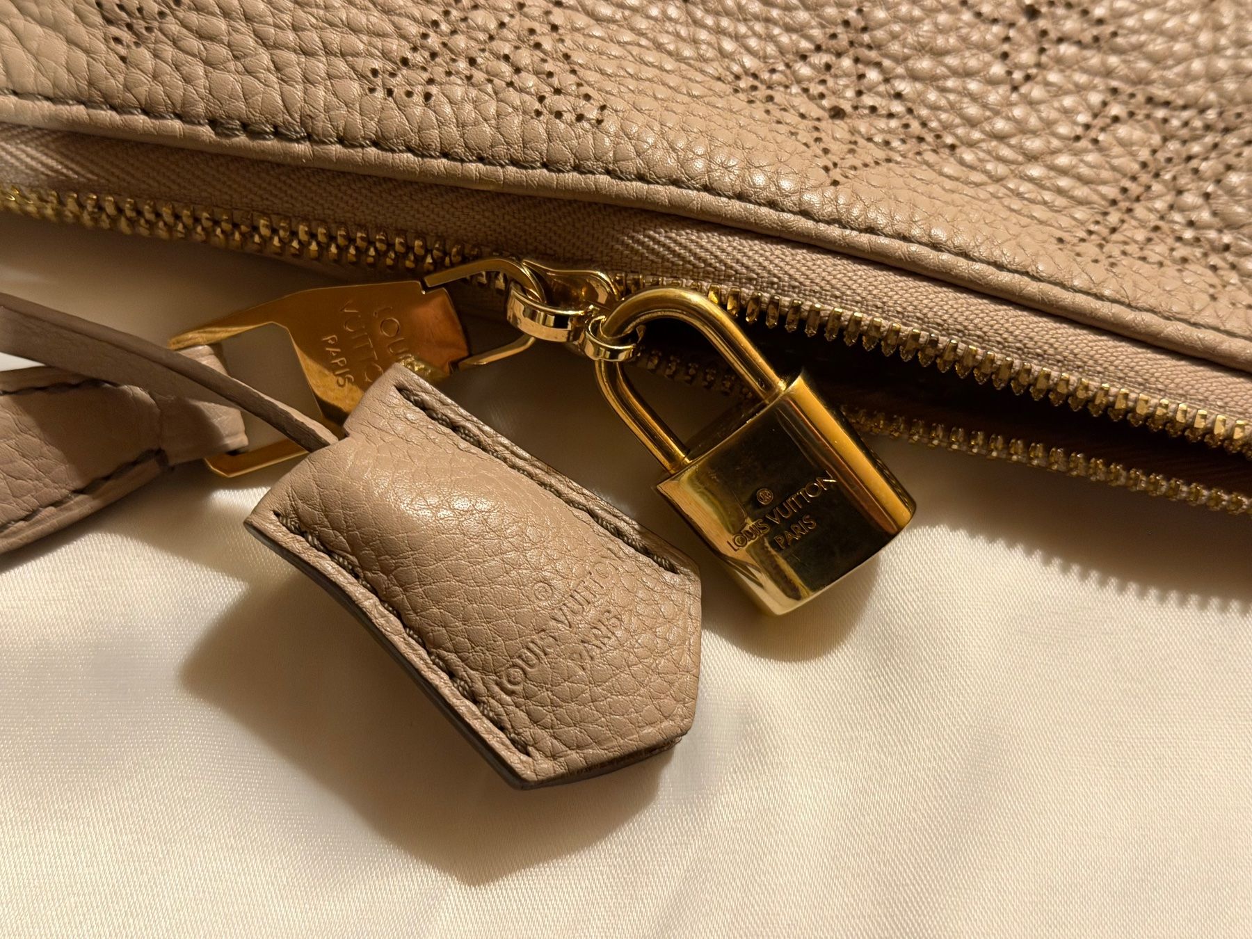 Louis Vuitton Borse da donna: LOUiS VUITTON MAHINA SELENE – Usato da Steinen venduto da FIN 5