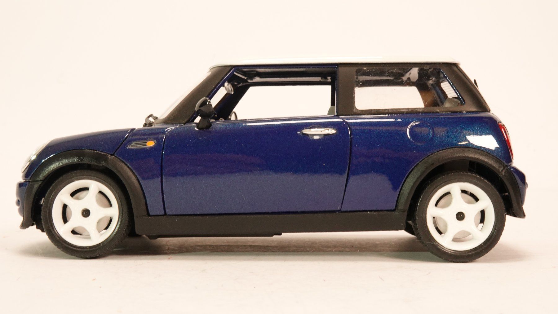 Bburago Modellini d'auto: e30 Bburago 1:24 Mini Cooper blau – Usato da Thun venduto da evinka_gmbh 1