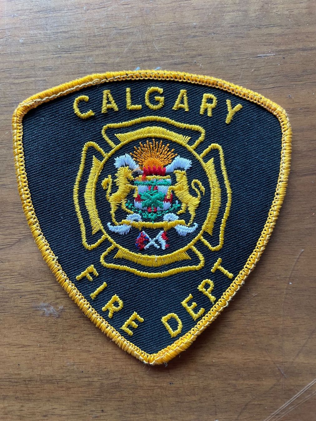 Placchette & Badge: 2 Stück orig. Calgary Fire Dept. Schulterabzeichen – Usato da Rafz venduto da stg101 1