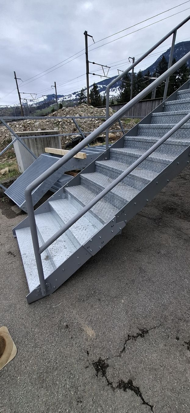 Treppen: Stahltreppe mit Riffelblechtritten und Geländer. – Gebraucht aus Reichenbach i. K. von Wskorpion 4