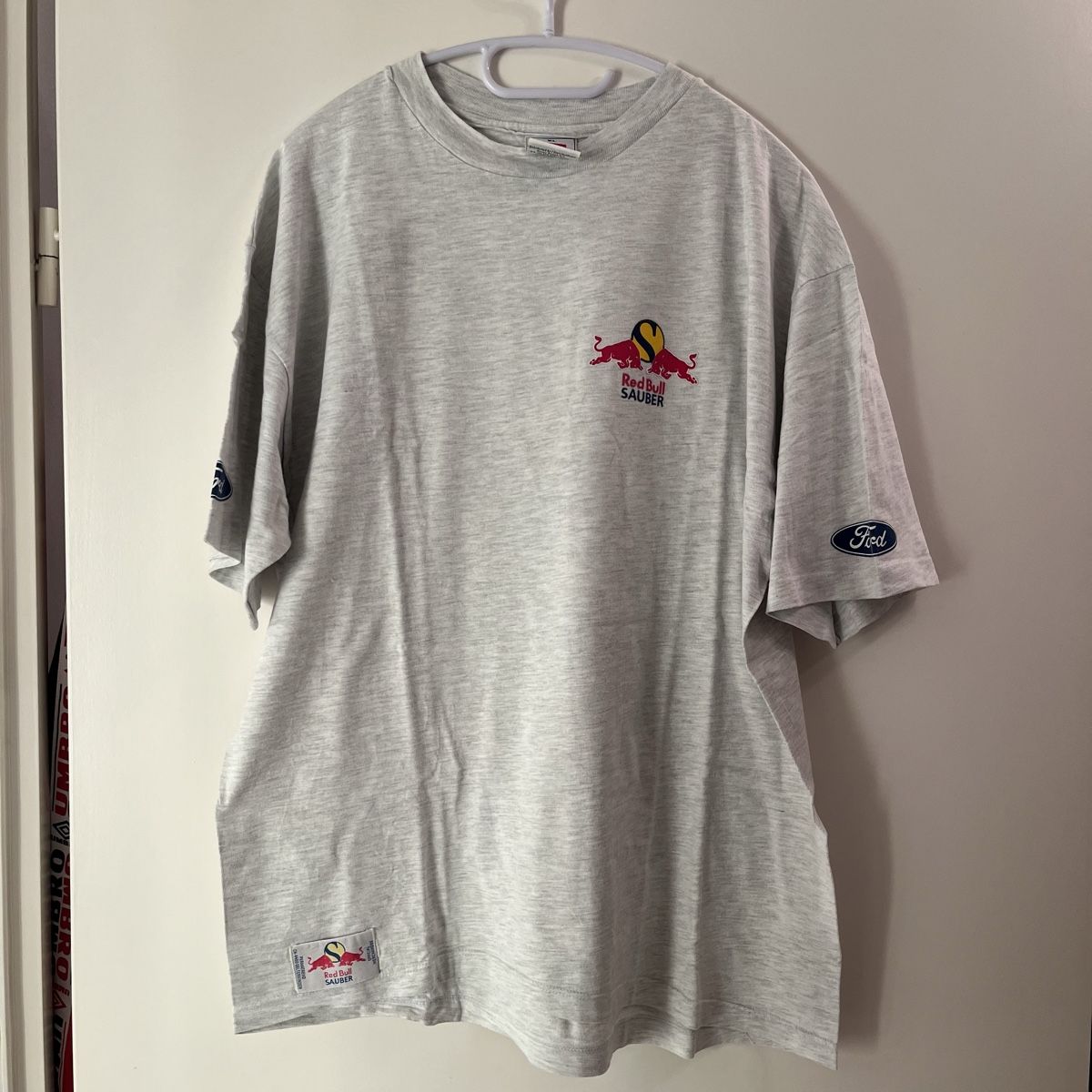 Leibchen & Hosen: Red Bull Sauber Formula 1 Vintage 90s – Gebraucht aus Winterthur von LaBodega