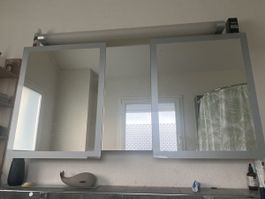 Spiegelschrank mit Beleuchtung drei Türen guter Zustand