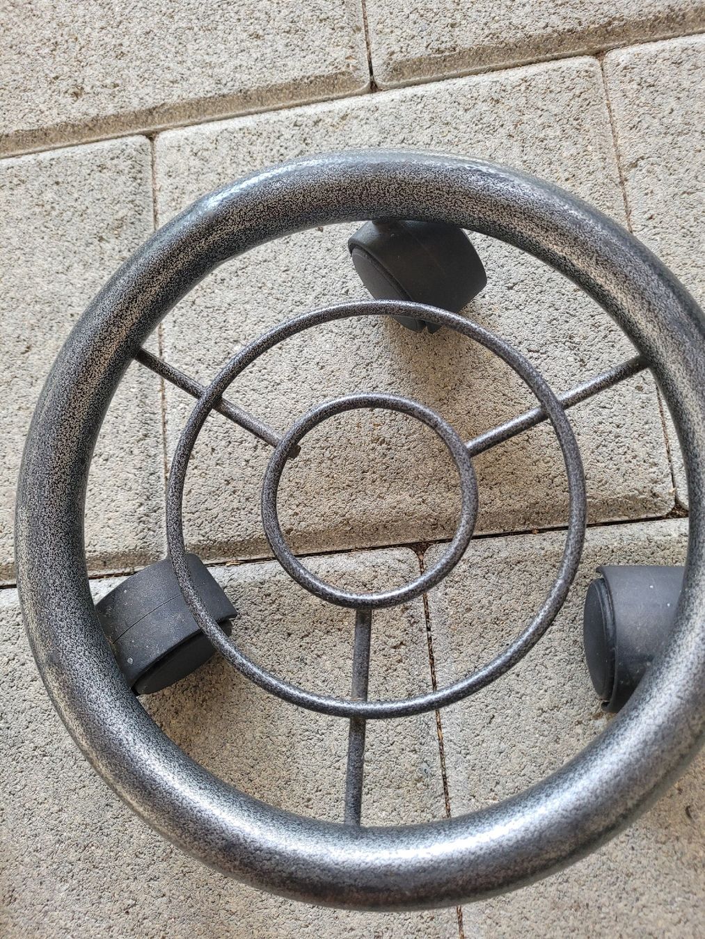 Sonstiges zum Lager & Transport: Pflanzenroller Metall rund 30cm Durchmesser mit Rollen – Gebraucht aus Tegerfelden von Tiggerfreund 1