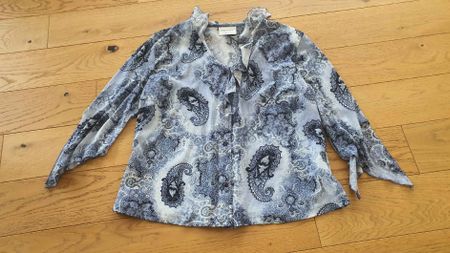 Schicke Bluse in Blau mit Muster Grösse 44