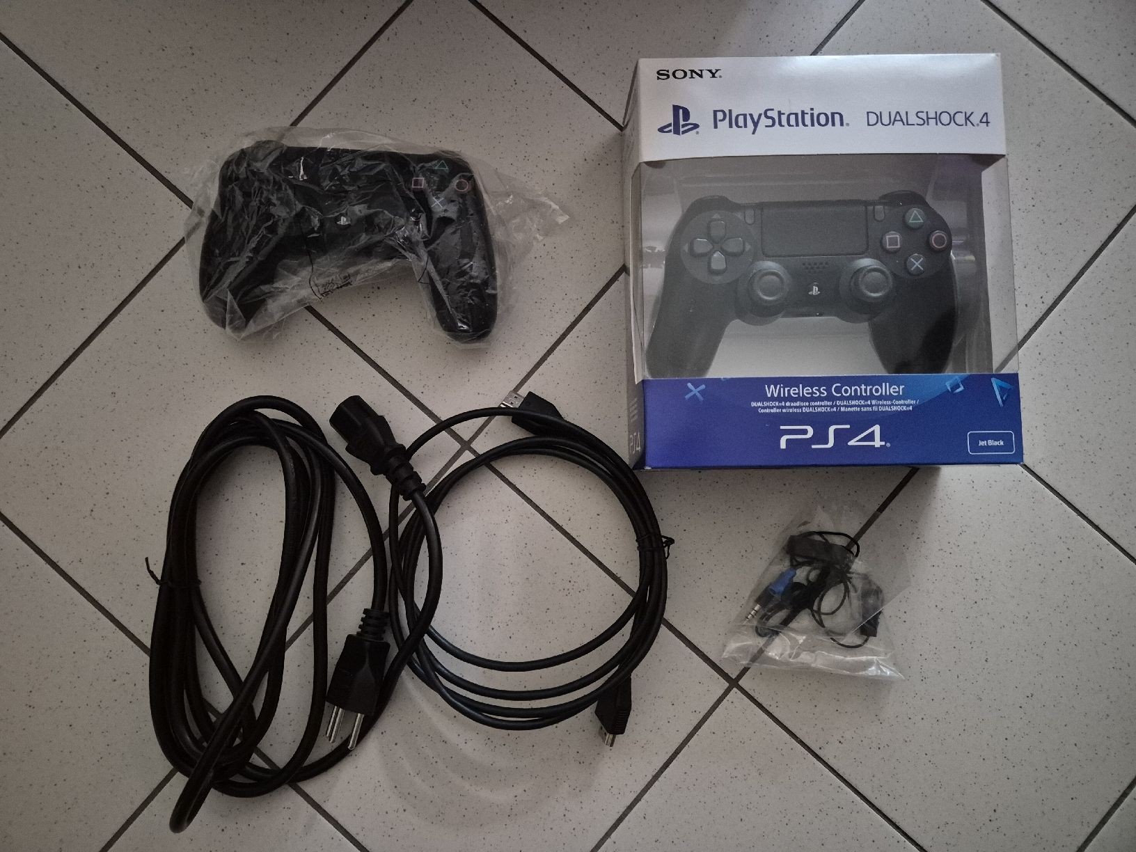 Sony Consoles: PS4 Pro 1TB + 2 controllers – D'occasion à Lausanne par Arc2R 2