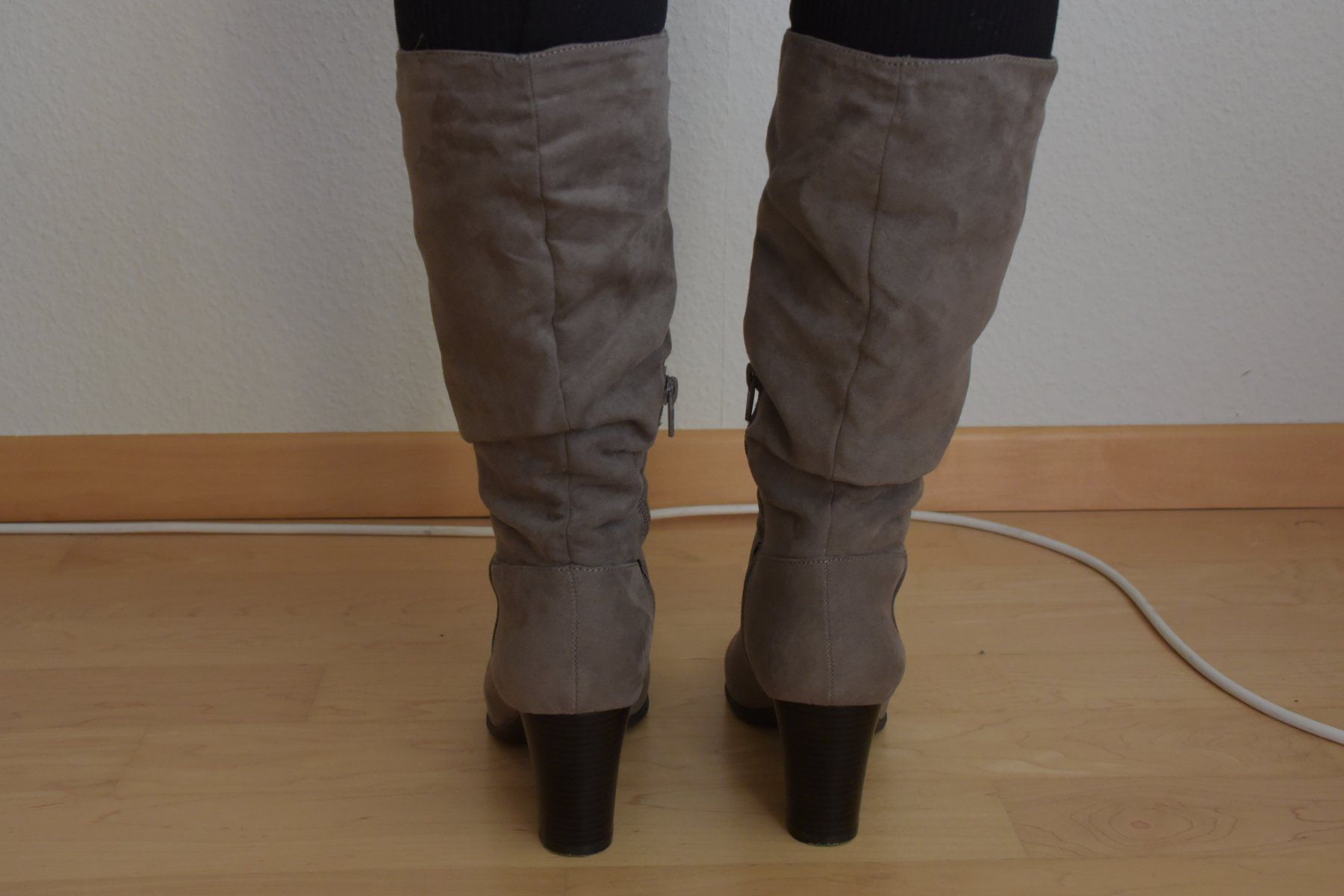 Scarpe da donna: Wildleder-Stiefel, Grösse 37, grau – Usato da Kilchberg ZH venduto da bluessolo 3