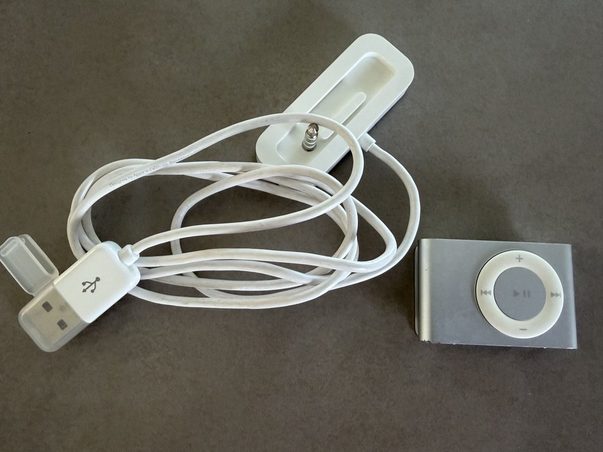 Apple Lettore multimediale portatile: Apple iPod Shuffle 2. Generation Silber mit Ladekabel & Dock – Difettoso da Adliswil venduto da Stardust11 1