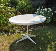 Moderner runder Tisch Weiss mit Metall-Fuss – wetterfest