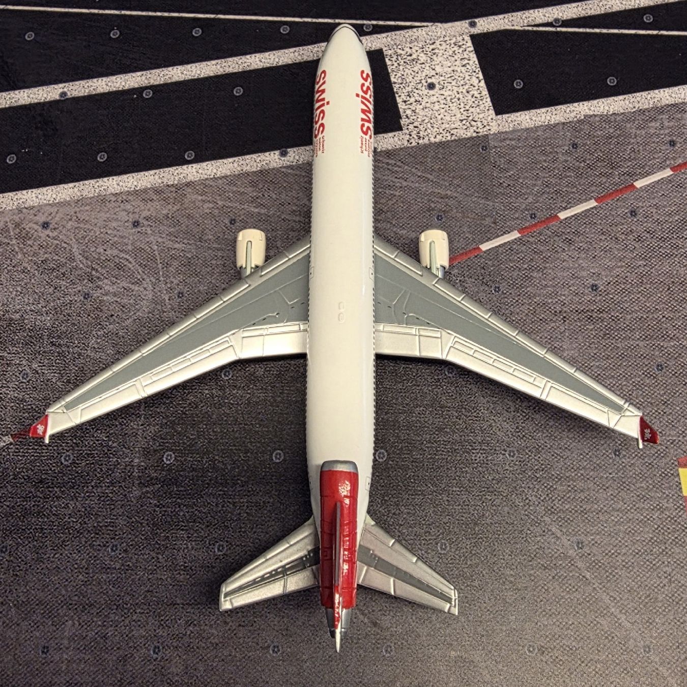 Swissair Kit di modellismo & Modellini statici: Swissair MD-11 Flugzeugmodell 1:400 – Usato da Männedorf venduto da Modellbau-wyss 2