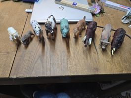 9 Kunstoff Tiere (2 Schleich Pferde) (M)