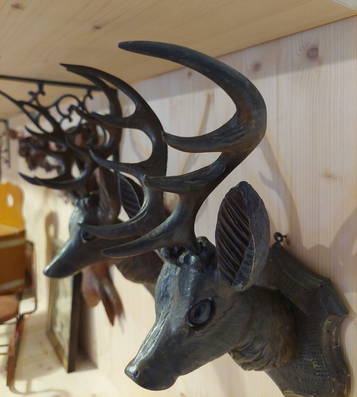 Statuette: Hirschkopf Wanddekoration Jagdtrophäe Antik – Usato da Siblingen venduto da rantiques 2