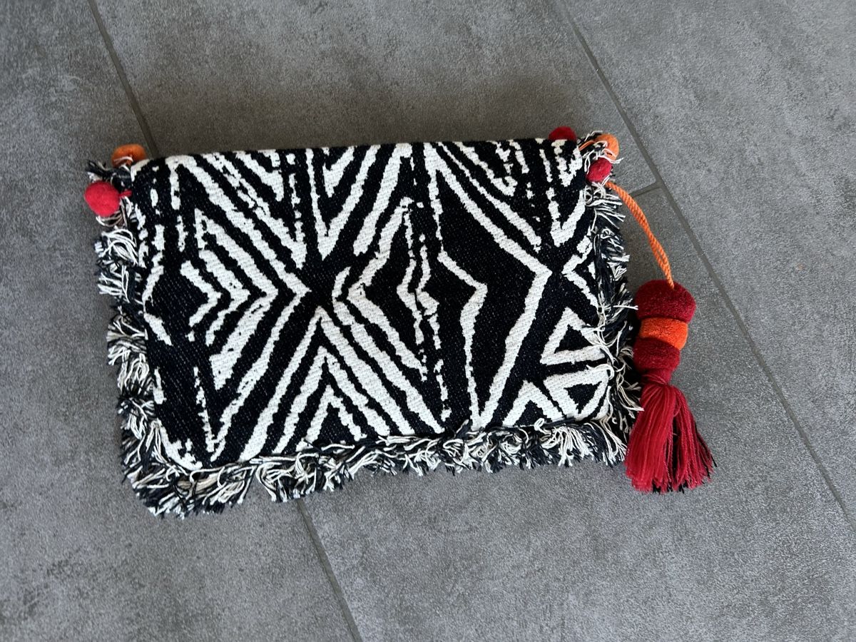 Promod Borse da donna: Sac Promod noir et blanc à franges et pompons – Nuovo (secondo la descrizione) da Gorgier venduto da hcaroline4 3